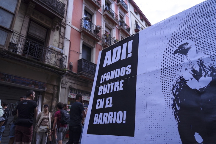 Protesta en Bilbo para denunciar la situación de la vivienda en el barrio de San Francisco.