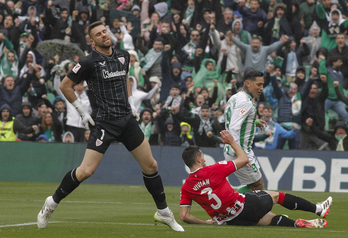 Unai Simon, etsita, Chimy Avilak Betiserako egin duen lehenengo gola jasotzerakoan.