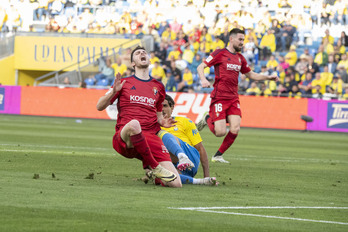 En este lance Coco ha cometido penalti sobre Raúl, pero ni Munuera Montero ni el VAR han querido entrar a ello.