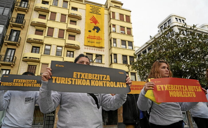 Protesta ante un edificio del barrio donostiarra de Gros.