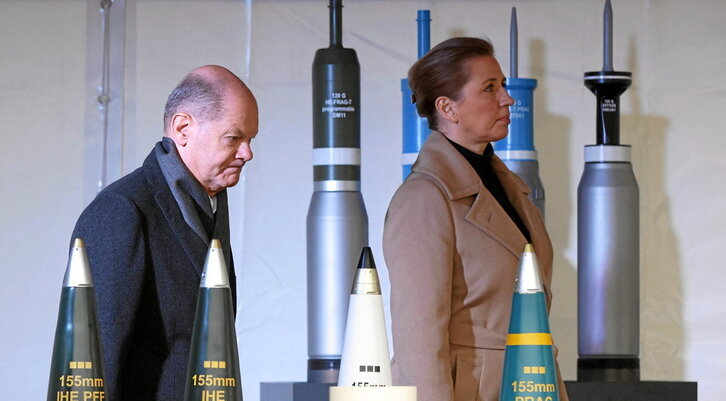 El canciller alemán, Olaf Scholz, y la primera ministra danesa, Mette Frederiksen, antes de la ceremonia de inicio de obras de una fábrica de munición de Rheinmetall en Unterlüß, Alemania.