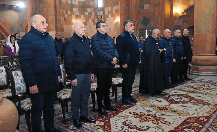 Líderes políticos de Nagorno Karabaj durante una de las últimas misas celebrada en el enclave. Ocho de ellos están hoy en prisiones azeríes.