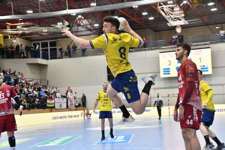 Mikel Zabala se eleva ante la portería riojana.