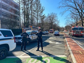 Policías y bomberos en los alrededores de la embajada israelí en Washington.