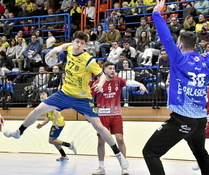 Sladkowski se eleva ante la portería riojana.