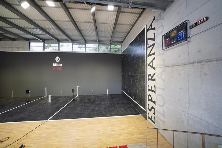 Bilboko Itxaropena kaleko frontoia, irudian.