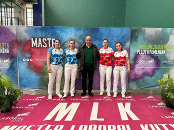 Etxegarai-Gaminde, de rojo, una de las parejas que se ha clasificado para las semifinales. De azul, en cambio, Larrarte-Capellán 