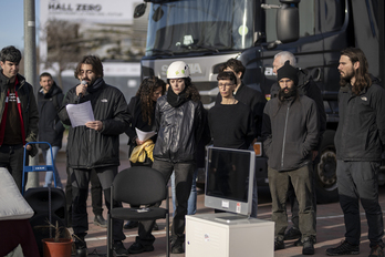 Denuncia de la rapiña de minerales a las puertas del Mobile World Congress, en Barcelona.