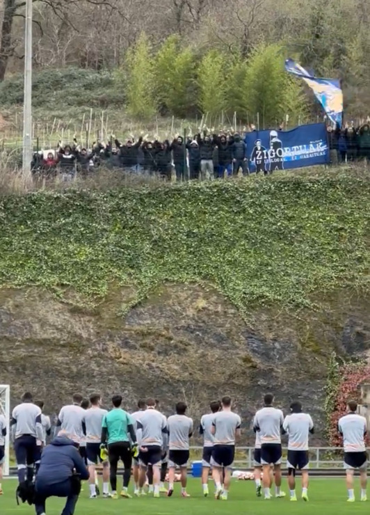 Bultzada Txuriurdinaren babesa txaloekin eskertu dute jokalariek