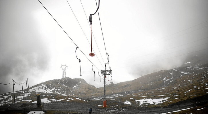 La fotografía muestra la zona de la estación de esquí de Artouste sin nieve, algo  que no ocurría en febrero desde hace más de treinta años. Christophe Archambault | AFP