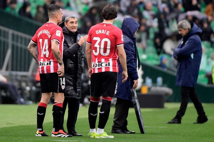 Valverde, Dani Garcia eta Unai Gomezekin hitz egiten Betisen kontrako partidan.