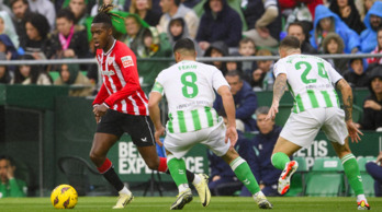 Valverde, Dani Garcia eta Unai Gomezekin hitz egiten Betisen kontrako partidan.