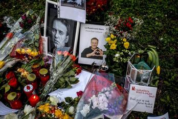 Flores en recuerdo de Navalni en Milán. 