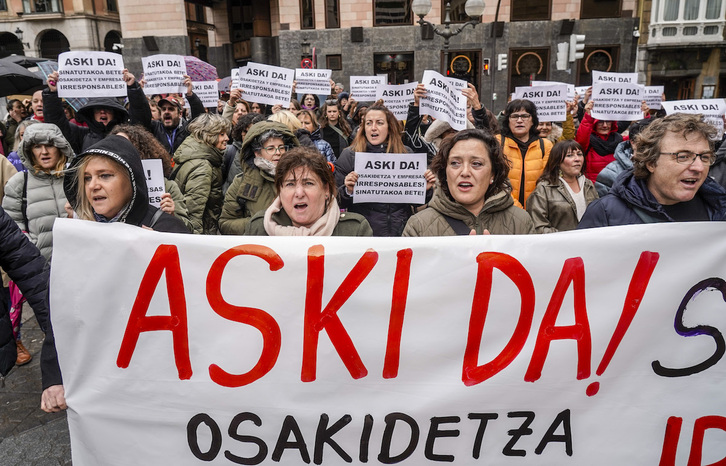 Movilización de los sindicatos, este lunes ante Sabin Etxea.