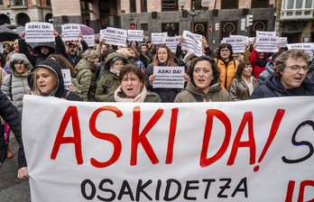 Movilización de los sindicatos, este lunes ante Sabin Etxea.