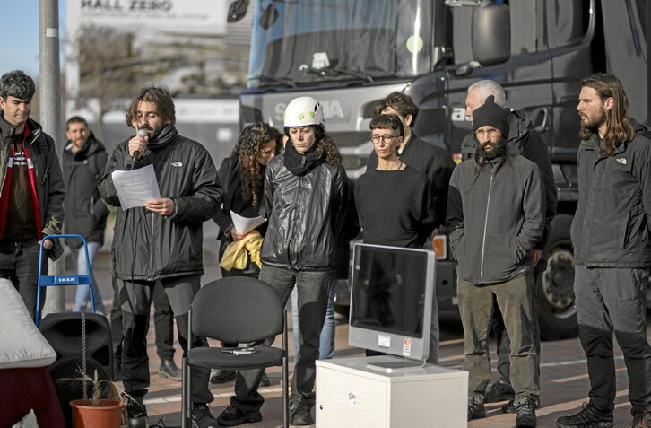 Denuncia de la rapiña de minerales a las puertas del Mobile World Congress, en Barcelona.