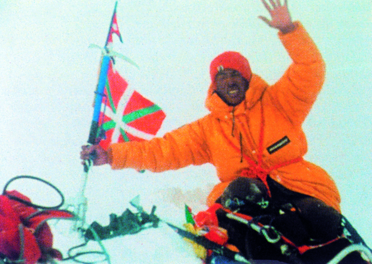 El sherpa Pasang Temba en la cima, fotografiado por Martín Zabaleta. 