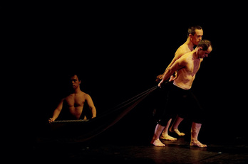 Jóvenes con síndrome de Down en un espectáculo de la compañía Atena en Iruñea.