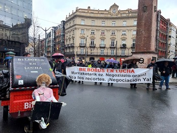 La manifestación de la plantilla de Bilbobus ha concluido en la plaza Circular.