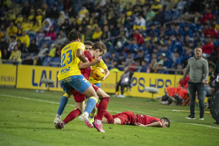 Budimir yace en el suelo semiinconsciente, tras recibir el empujón de Mármol.