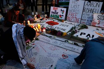 Solidarios propalestinos rinden homenaje al joven que se quemó a lo bonzo.