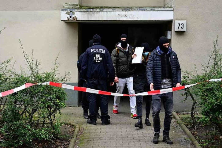 Policías de paisano abandonan el edificio donde fue detenida Daniela Klette.