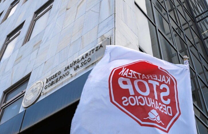 Protesta de Stop Desahucios ante la sede del Gobierno de Lakua en Donostia.