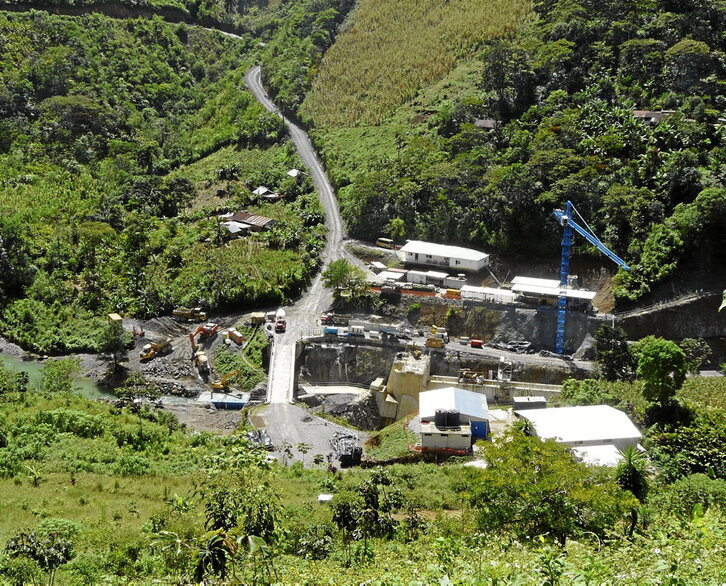 Bajo estas líneas, la central hidroeléctrica Renace en el río Cahabon, construida por la empresa española Cobra. En la página siguiente, Bernardo Caal.