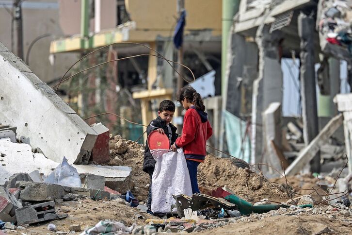 Niños palestinos entre residuos en el campo de refugiados de Maghazi, en Gaza.
