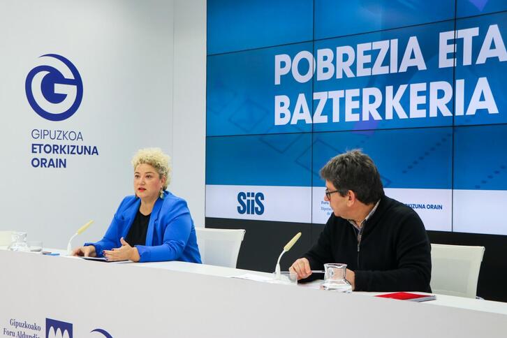 Maite Peña diputatua eta Joseba Zalakain SIIS ikerketa zentroko zuzendaria, Gipuzkoako pobreziaren eta bazterkeria sozialaren laugarren inkestaren datuak aurkezten.