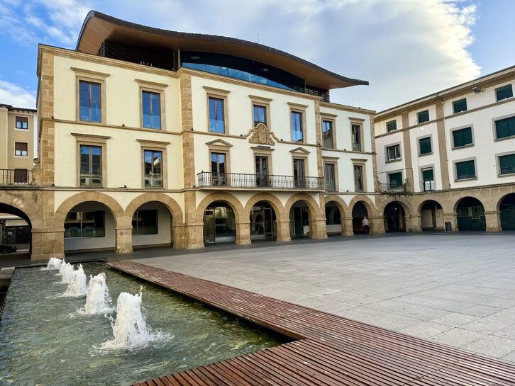 Zornotzako Udalak akatsez beteriko oharra argitaratu du euskaraz.