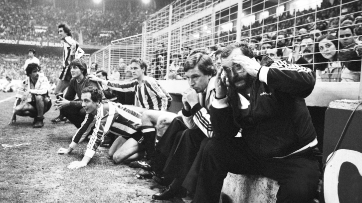 Clemente y sus jugadores en el partido de vuelta de las semifinales de 1984.