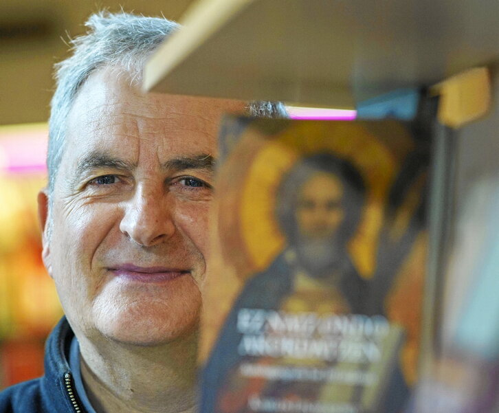 Linazasorok liburu berria aurkeztu zuen, atzo, Donostian.