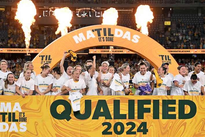 Las Matildas celebran su clasificación para los Juegos tras golear a Uzbekistán ante 54.000 aficionados. (William West/AFP)
