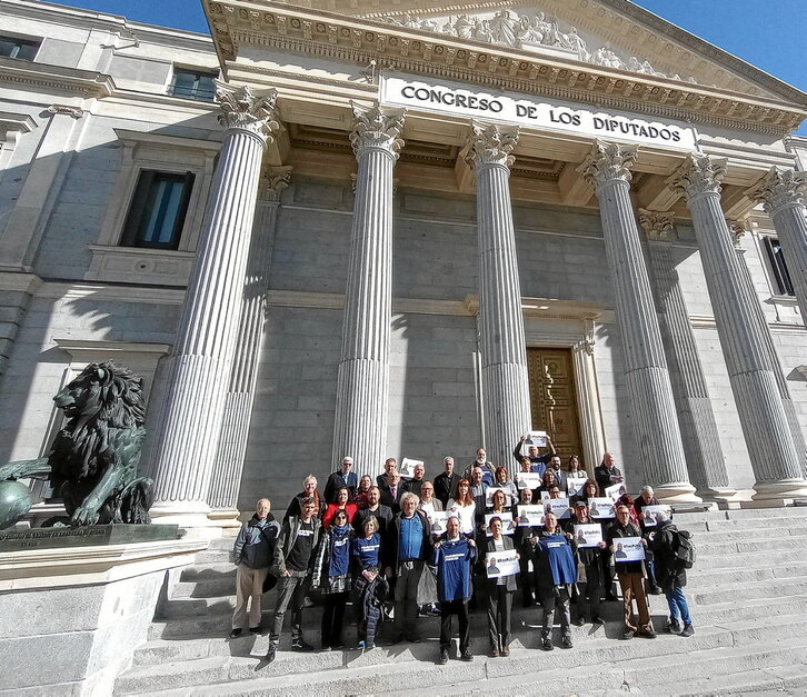 Diputados y otras personas solidarias clamaron por la libertad del periodista en la entrada al Congreso.