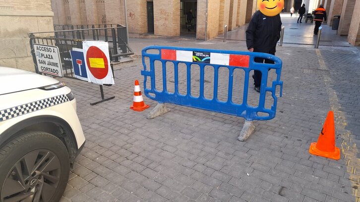 La calle Verjas de Tutera tuvo que ser cortada por el agua del Queiles, pero ya está abierta.