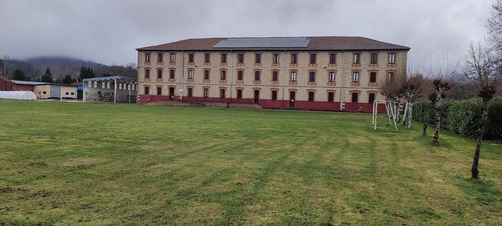 Pauldarren komentua izan zen eraikina, Zuian.