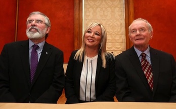 Gerry Adams, Michelle O'Neill y el fallecido Martin McGuinness.