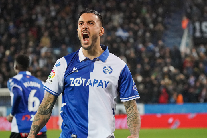 Joselu celebra un gol con la camiseta albiazul
