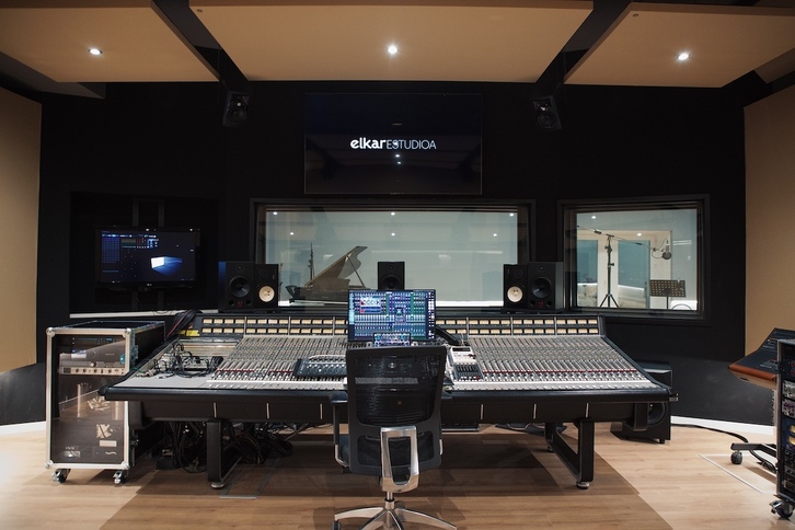 Adunan kokatutako estudio berria.
