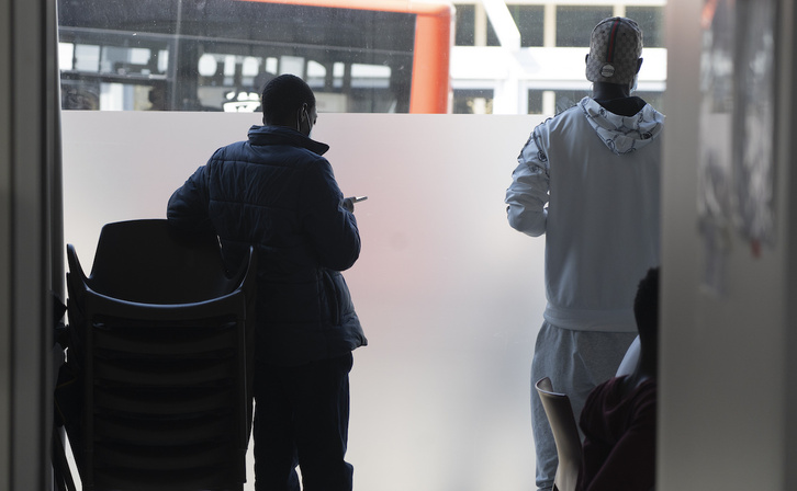 Jóvenes en un centro de acogida en Irun.