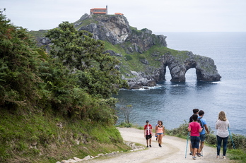 Urrian itxi zituzten Gaztelugatxera sartzeko bideak.