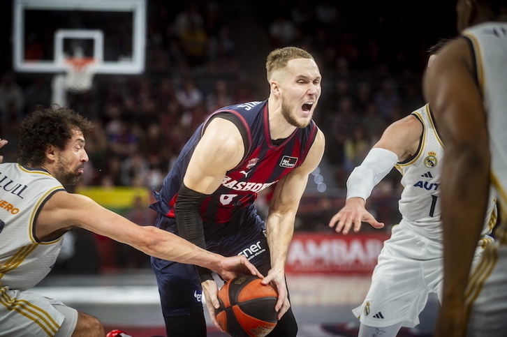 Baskoniaren albiste onena Tadas Sedekerskis berriz ere jokatzeko moduan dagoela da.