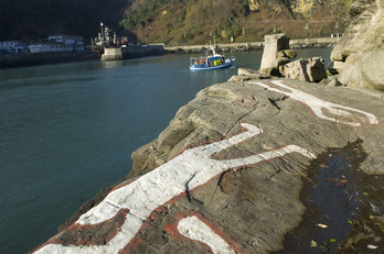 Las siluetas pintadas en señal de recuerdo no dejan de evocar la matanza en la bahía.