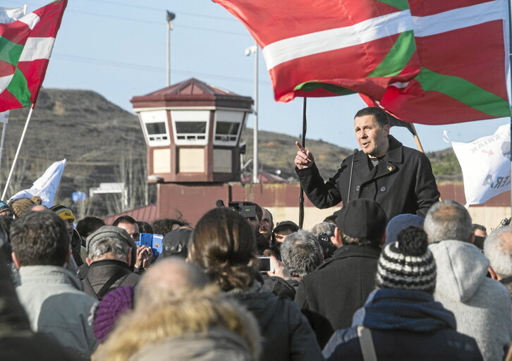 A las puertas de la cárcel de Logroño, Arnaldo Otegi tuvo un primer homenaje y recibimiento y lanzó también sus primeros mensajes políticos.