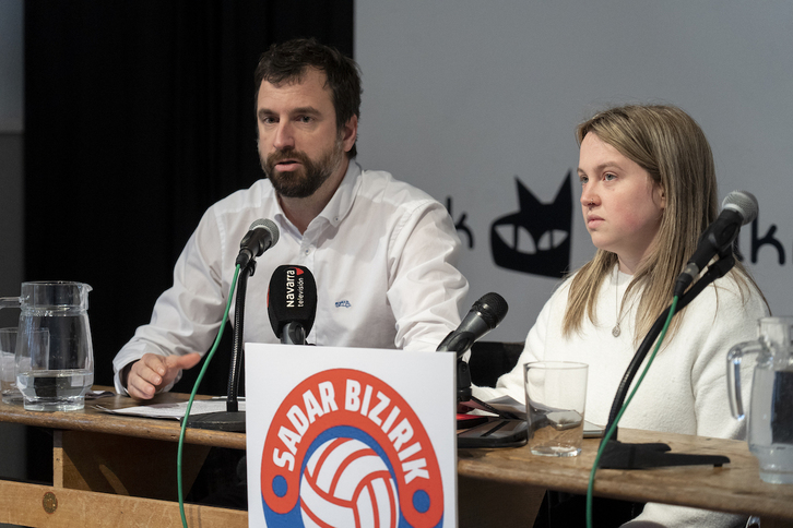 Los representantes de Sadar Bizirik, Miguel Azcona e Iraia Lizarraga.