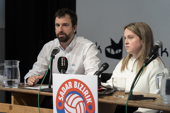 Los representantes de Sadar Bizirik, Miguel Azcona e Iraia Lizarraga.