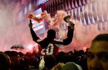 Un aficionado aguarda la llegada del autobús del Athletic.