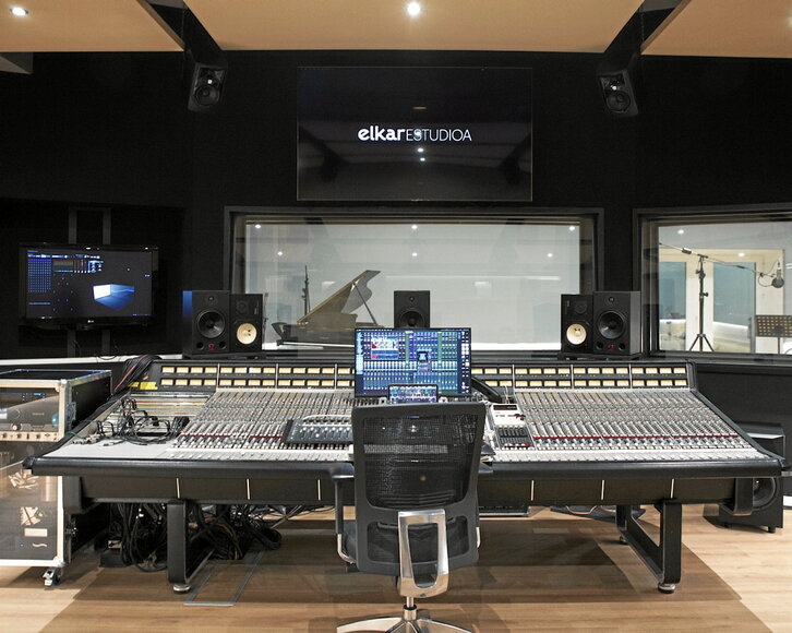 Adunako Elkar estudioan dago horrenbeste disko nahasi dituen mahaia.
