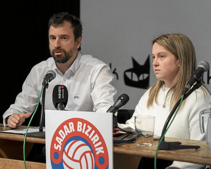 Miguel Azcona e Iraia Lizarraga, representantes de Sadar Bizirik.